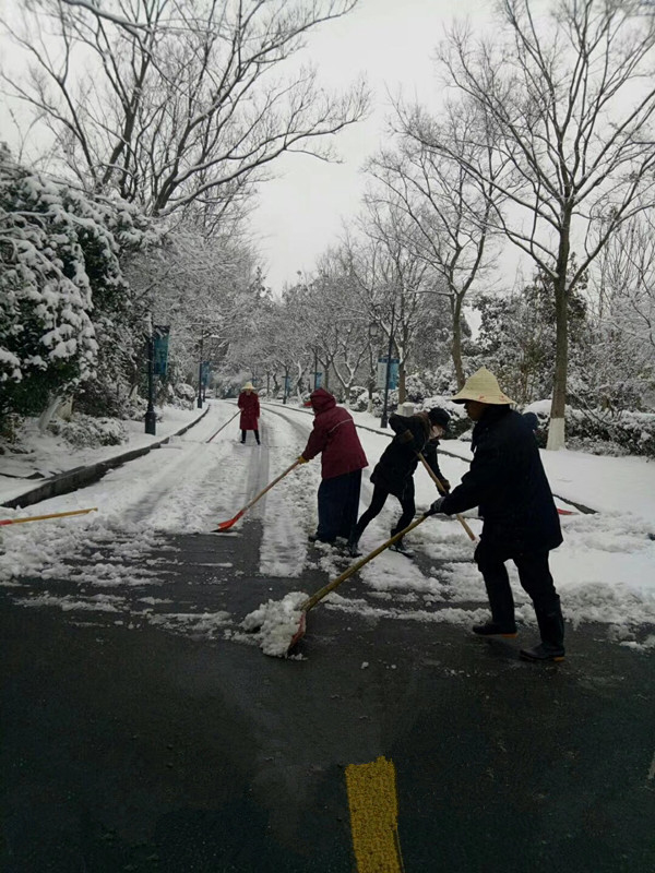 瑞雪紛飛揚(yáng)，華悅物業(yè)掃雪忙